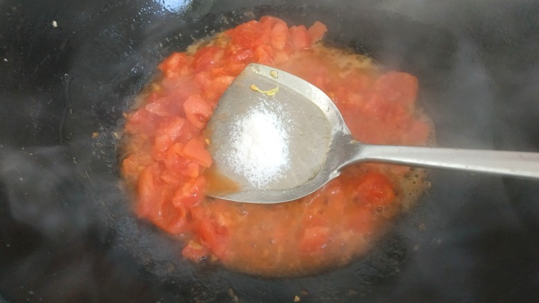 鸡蛋西红柿打卤面,加入适量盐，少量糖翻炒