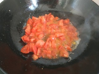 鸡蛋西红柿打卤面,锅中放入适量植物油，倒入西红柿翻炒出红汤