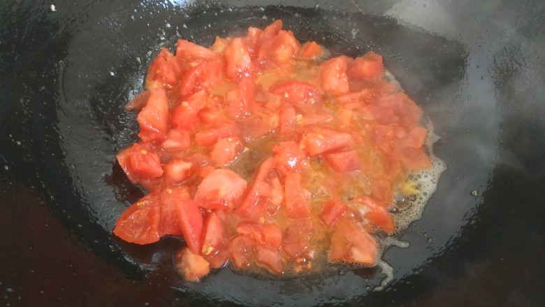 鸡蛋西红柿打卤面,锅中放入适量植物油，倒入西红柿翻炒出红汤