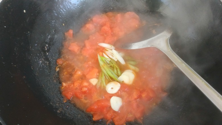 鸡蛋西红柿打卤面,加入葱蒜翻炒