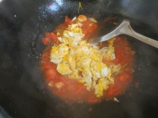 鸡蛋西红柿打卤面,加入鸡蛋翻炒