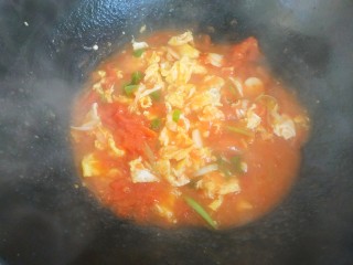鸡蛋西红柿打卤面,把小碗中的淀粉汁倒入翻炒，至汤汁浓稠关火
