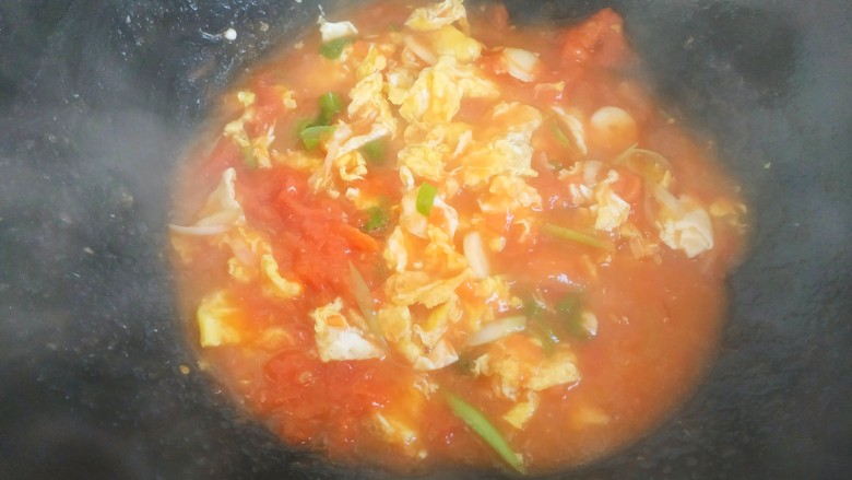 鸡蛋西红柿打卤面,把小碗中的淀粉汁倒入翻炒，至汤汁浓稠关火