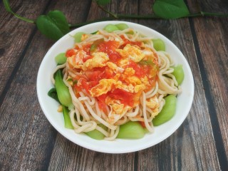 鸡蛋西红柿打卤面,把油菜铺在盘底，面条放油菜上面，做好的西红柿鸡蛋卤浇到面条上即可