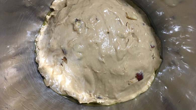 红枣面包,盆里刷一层薄薄的油，然后放入面团。烤箱开启“发酵”功能，将面团放至中层，发酵40-60分钟，根据室温的不同，发酵时间不同。