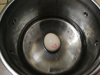 糖水鸡蛋,鸡蛋清洗一下放入锅中烧开转小火烧五分钟，焖三分钟