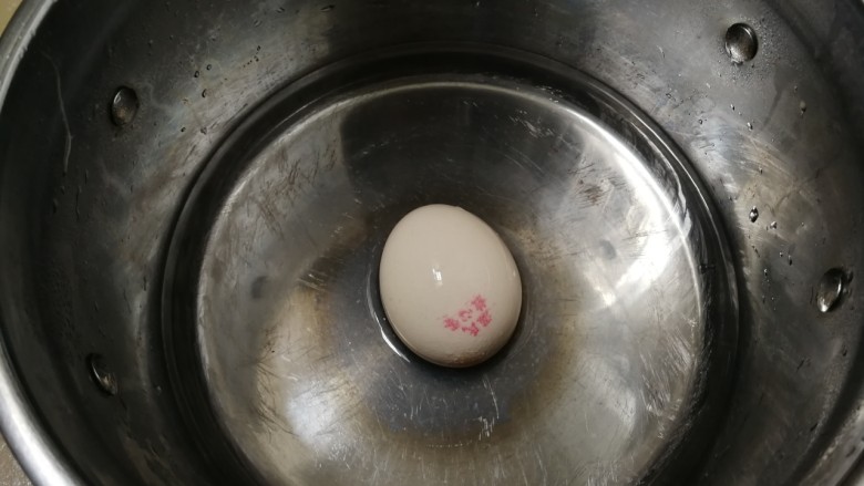 糖水鸡蛋,鸡蛋清洗一下放入锅中烧开转小火烧五分钟，焖三分钟