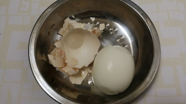 糖水鸡蛋,捞出来冷水冲一下，剥去蛋壳