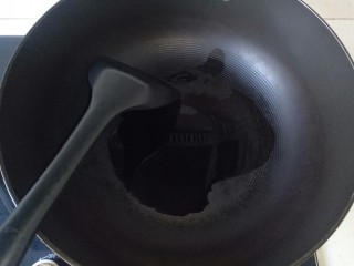 冬瓜肉丸汤,锅中加入适量油烧热