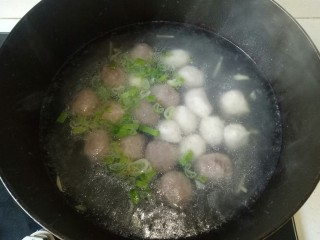 冬瓜肉丸汤,大火煮开后，加入肉丸，我又加了些鱼丸给宝宝吃，煮两分钟