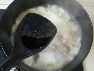 冬瓜肉丸汤,加入生抽搅拌均匀
