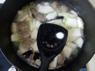 冬瓜肉丸汤,煮熟后加入适量盐