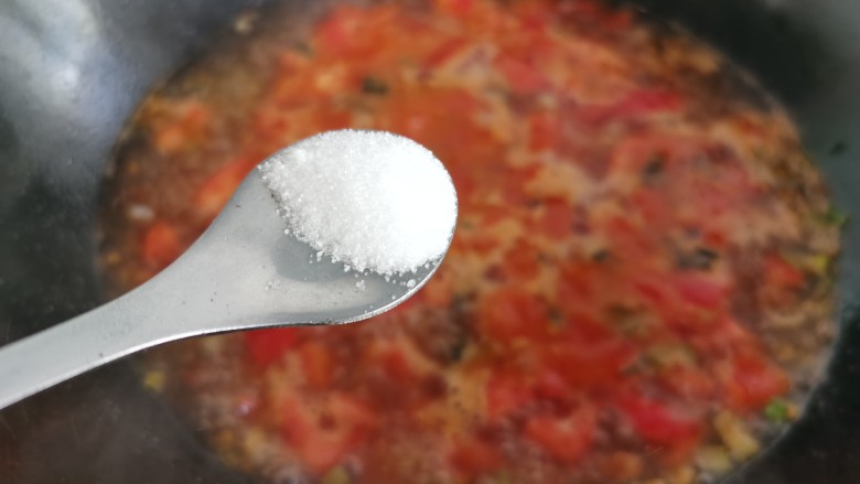 鸡蛋西红柿烩杠子头,加入少许的食盐。