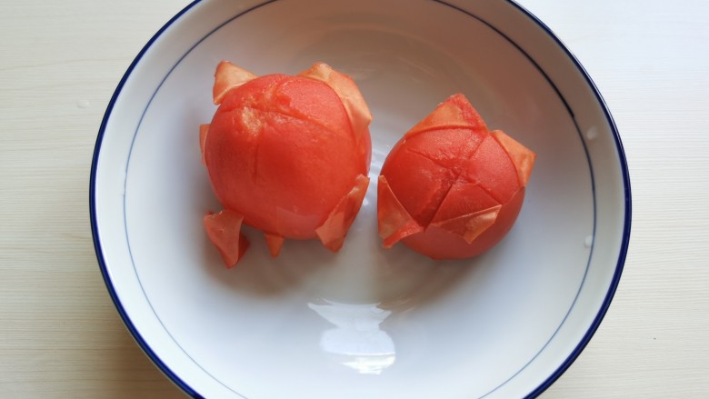 鸡蛋西红柿烩杠子头,这样就能轻松的剥去西红柿的外皮。
