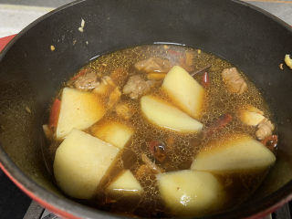 红焖牛肉,约20分钟后加入土豆继续加盖焖15分钟
