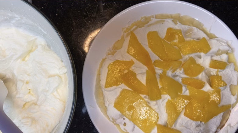 芒果千层,面皮上抹奶油，然后铺一层芒果肉，一层一层叠加，最后一张面皮不需要抹奶油。