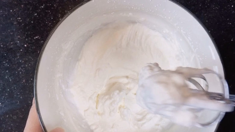 芒果千层,接着就是打发奶油了，奶油加少许糖，打发至发硬有纹路就可以了。电动打蛋器大概四五分钟
