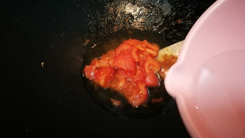 鸡蛋西红柿打卤面,放入适量热水烧开