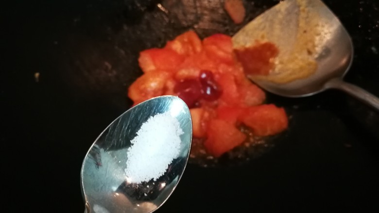 鸡蛋西红柿打卤面,放入少许盐