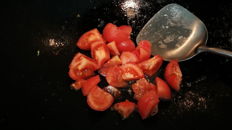 鸡蛋西红柿打卤面,放入番茄