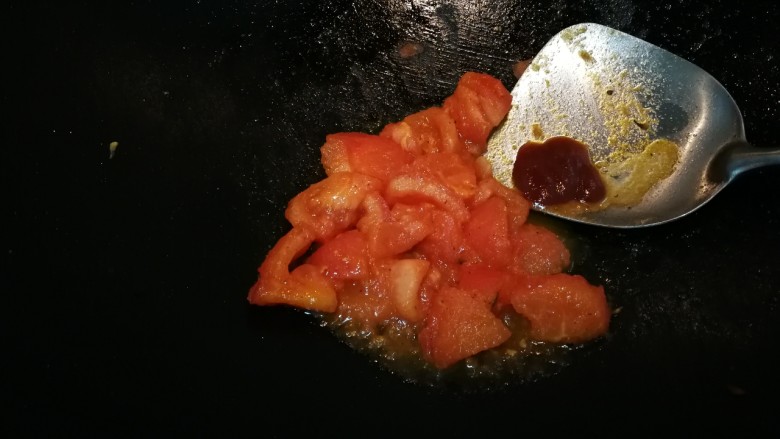 鸡蛋西红柿打卤面,翻炒均匀