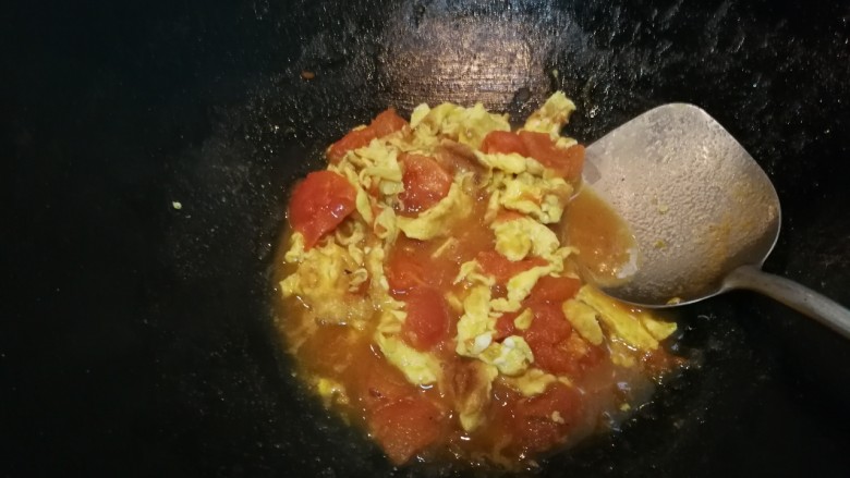 鸡蛋西红柿打卤面,放入蛋块翻炒均匀