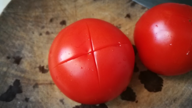 鸡蛋西红柿打卤面,番茄划十字刀开水烫五分钟