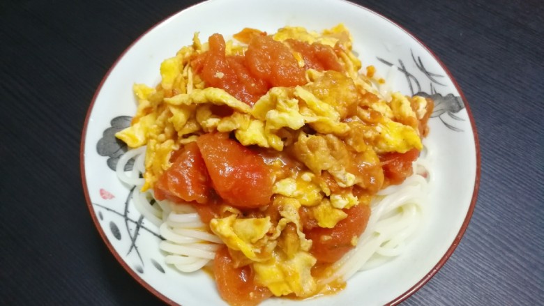 鸡蛋西红柿打卤面,将面条放入盘中再放入番茄鸡蛋拌匀