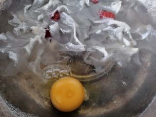 糖水鸡蛋,将鸡蛋倒入碗中一起煮