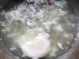 糖水鸡蛋,煮至凝固