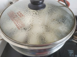 黄金小馒头,冷水下锅，烧开蒸20分钟后关火，焖两分钟揭锅