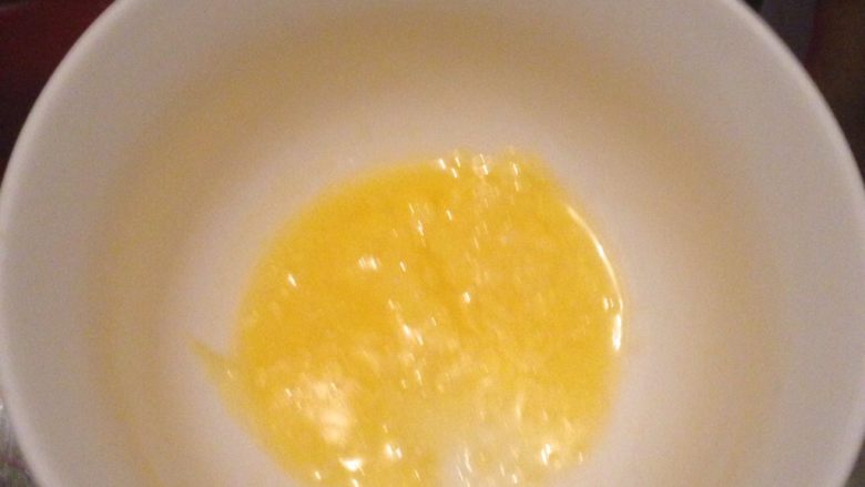 苹果玫瑰卷,黄油加入面粉里揉搓均匀