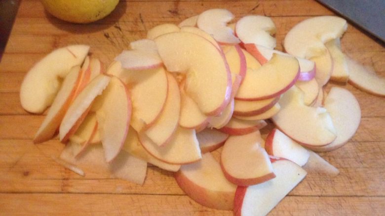 苹果玫瑰卷,苹果洗净对半切成薄片