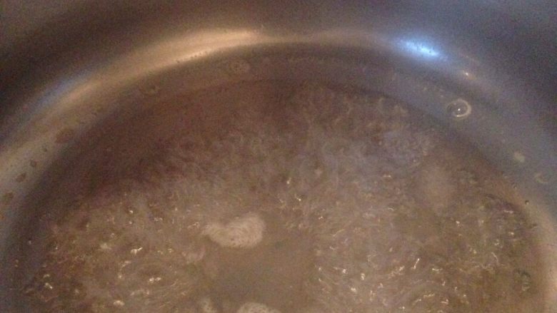 苹果玫瑰卷,锅中倒入适量清水加入30g白糖挤入适量柠檬汁煮成糖浆