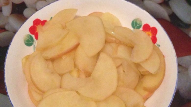 苹果玫瑰卷,煮好的苹果片放凉备用