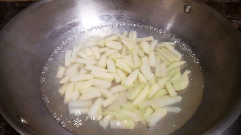 麻辣干锅鸡,将土豆条先煮5分钟后捞出备用。