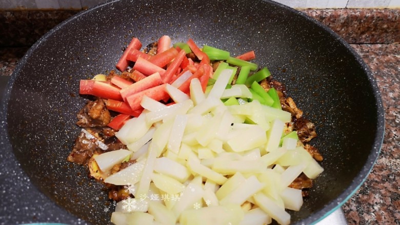 麻辣干锅鸡,放入土豆、莴苣和胡萝卜条翻炒片刻。