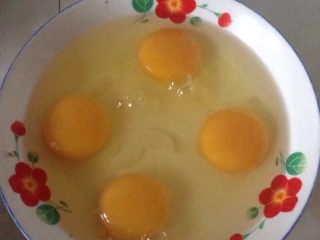 西红柿炒鸡蛋,鸡蛋打入盘内