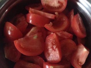 西红柿炒鸡蛋,西红柿切好备用