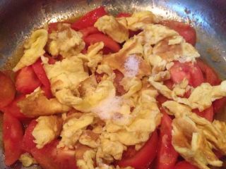 西红柿炒鸡蛋,西红柿炒至半熟时放入炒好的鸡蛋盐一起翻炒