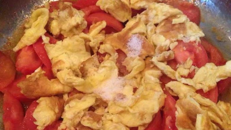 西红柿炒鸡蛋,西红柿炒至半熟时放入炒好的鸡蛋盐一起翻炒