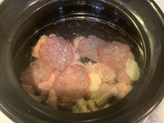笋干老鸭汤,把姜片和火腿片一起放入煲里，大火煮开后，小火炖2个小时