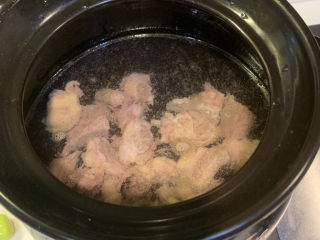 笋干老鸭汤,大火煮水、放入焯好水的鸭肉