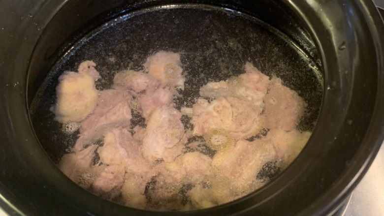 笋干老鸭汤,大火煮水、放入焯好水的鸭肉