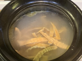 笋干老鸭汤,炖2个小时后，加入笋干，盖上锅盖炖1个小时