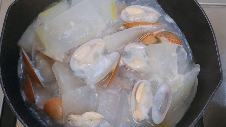 冬瓜蛤蜊汤,直到所有花甲都开口后加盐调味，撒葱花就可以了。