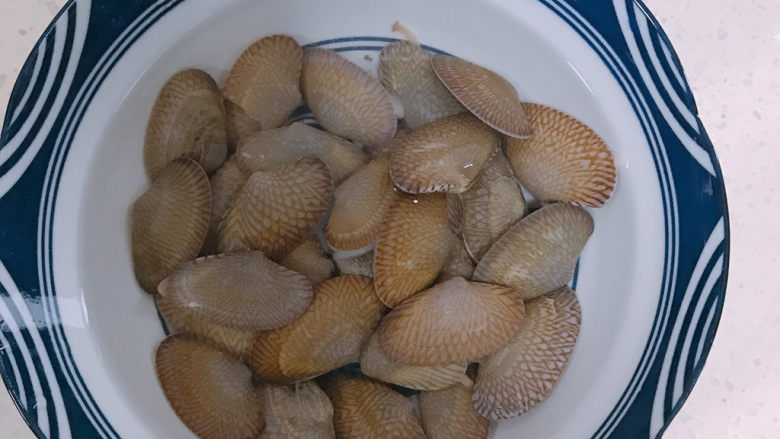冬瓜蛤蜊汤,花甲提前加盐和香油浸泡吐沙