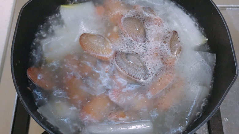 冬瓜蛤蜊汤,煮到冬瓜差不多，然后就放花甲。