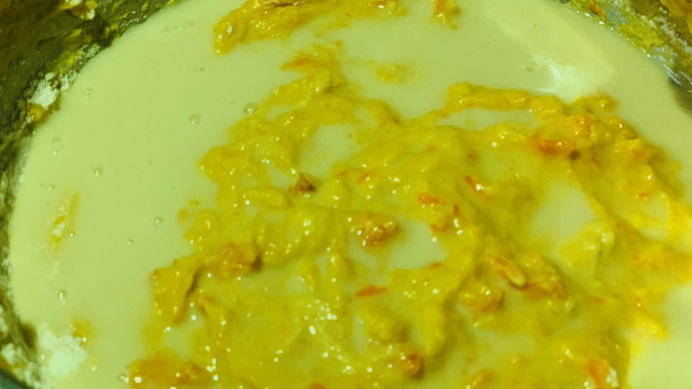 黄金小馒头,加两次面粉，南瓜胡萝卜泥稍微稠时，加入化开的酵母粉；