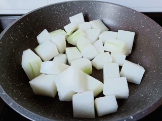 冬瓜肉丸汤,锅中放油，把蒜蓉下锅煸香后，放入冬瓜翻炒。
